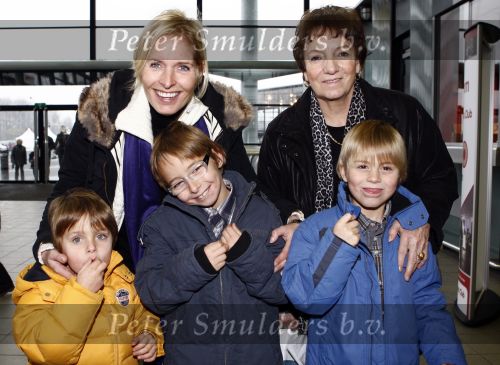 Rotterdam 30 november 2008
Het feest van Sinterklaas in ahoy . Mariska Bauer zwanger met moeder Frans en Christian Jan en Frans
Peter Smulders bv