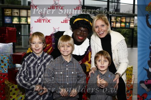 Rotterdam 30 november 2008
Het feest van Sinterklaas in ahoy . Een zwangere Mariska Bauer mt zonen Christian Jan en Frans
Peter Smulders bv