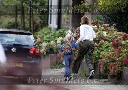 Baarn 7 sdeptember 2007
Mariska Hulscher brengt haar kinderen naar school. Sinds kort is zij verhuisd van Amsterdam naar Baarn.