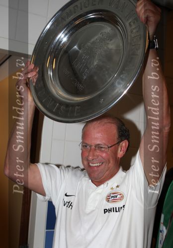 Arnhem, 20 April 2008 Kompetitiewedstrijd Vitesse-PSV, eindstand 0-1 Seizoen 2007/2008
PSV Landskampioen
Mart v d Heuvel met de kampioensschaal
