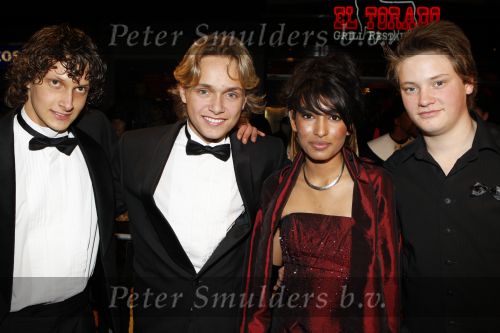 Amsterdam 19 november 2007
Premiere van de scheepsjongens van de bontekoe in tuschinski. vlnr Martijn Hendricks Pim Wessels  Reena Giasi en Billy Zomerdijk