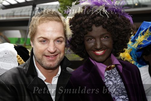 Amsterdam 5 oktober 2008
Premiere Sinterklaas en het geheim van het grote boek in pathe arena. Tony Neef met Martine v Os
Peter Smulders bv