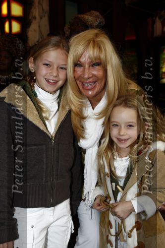 Amsterdam 9 november 2008
Premiere Madagascar in Tuschinski. Mary Borsato met Romy en .... kleinkinderen
Peter Smulders bv