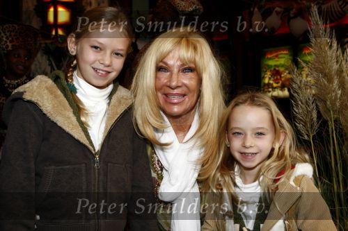 Amsterdam 9 november 2008
Premiere Madagascar in Tuschinski. Mary Borsato met Romy en .... kleinkinderen
Peter Smulders bv