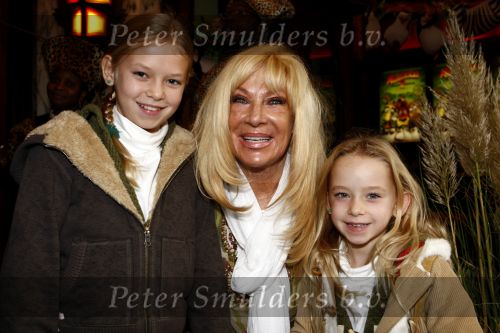 Amsterdam 9 november 2008
Premiere Madagascar in Tuschinski. Mary Borsato met Romy en .... kleinkinderen
Peter Smulders bv