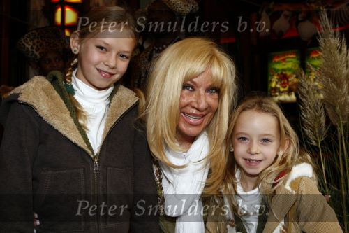 Amsterdam 9 november 2008
Premiere Madagascar in Tuschinski. Mary Borsato met Romy en .... kleinkinderen
Peter Smulders bv