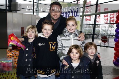 Rotterdam 30 november 2008
Het feest van Sinterklaas in ahoy .Matthias Scholten met kinderen en vriendjes
Peter Smulders bv
