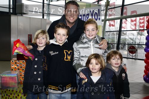 Rotterdam 30 november 2008
Het feest van Sinterklaas in ahoy .Matthias Scholten met kinderen en vriendjes
Peter Smulders bv