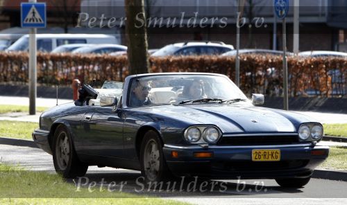 Amsterdam 12 april 2008
Matthijs v Nieuwkerk en zijn vrouw Karin v Nieuwkerk wandelend in hun Jaguar Cabrio sport.