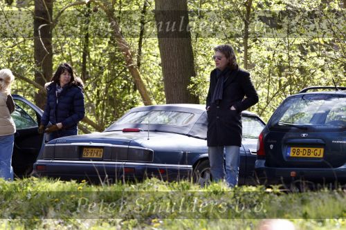 Amsterdam 12 april 2008
Matthijs v Nieuwkerk en zijn vrouw Karin v Nieuwkerk in hun Jaguar Cabrio sport.