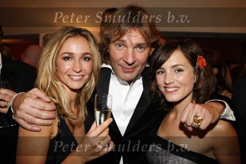 Amsterdam 26 oktober 2007
Matthijs v Nieuwkerk wint de televizierring 2007 in carre. Matthijs met Wendy v Dijk en Daphne Bunskoek