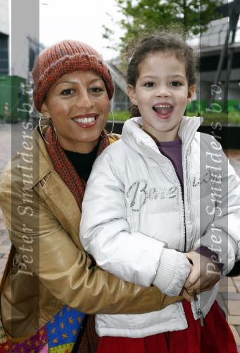 Amsterdam 5 oktober 2008
Premiere Sinterklaas en het geheim van het grote boek in pathe arena. Maureen du Toit met muts en dochter
Peter Smulders bv