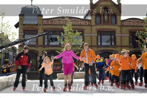Makkum en Franeker30 april 2008
Koninginnedag 2008 met Koningin Beatrix Prins Willem Alexander Friso Constantijn Maurits Floris Pieter Christiaan Pieter v Vollenhoven en de prinsessen Maxima Laurentien Mabel Aimee Anita Margriet en Marilene. Maxima en Alexander op de schaats
Peter Smulders bv