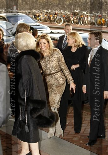 Amsterdam 3 december 2008
Prins Claus prijzen in het ij theater. Aanwezig zijn Koningin Beatrix , Prinses Maxima in tijger print outfit Prins Willem Alexander Mabel Wisse Smit Prins Friso en Prinses Laurentien en Prins Constantijn.
Peter Smulders bv