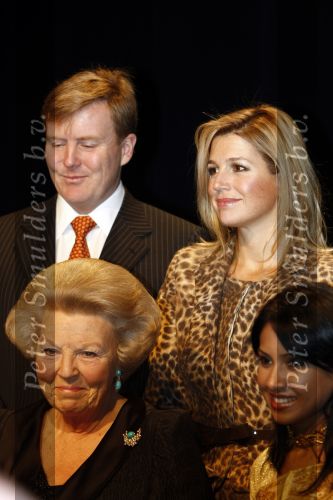 Amsterdam 3 december 2008
Prins Claus prijzen in het ij theater. Aanwezig zijn Koningin Beatrix , Prinses Maxima in tijger print outfit Prins Willem Alexander Mabel Wisse Smit Prins Friso en Prinses Laurentien en Prins Constantijn.
Peter Smulders bv