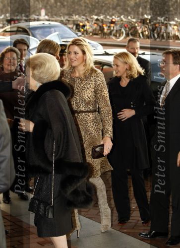 Amsterdam 3 december 2008
Prins Claus prijzen in het ij theater. Aanwezig zijn Koningin Beatrix , Prinses Maxima in tijger print outfit Prins Willem Alexander Mabel Wisse Smit Prins Friso en Prinses Laurentien en Prins Constantijn.
Peter Smulders bv