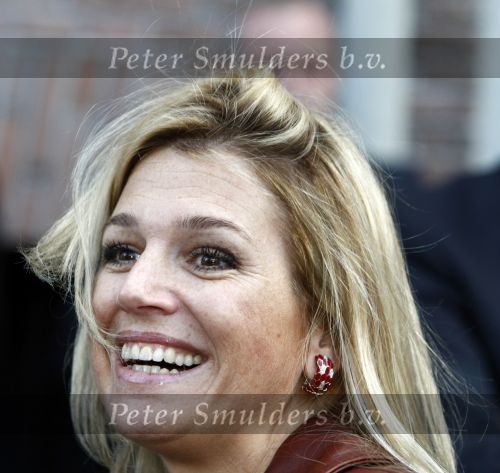 Amsterdam 6 oktober 2008
prinses Maxima op bezoek bij de nederlandse bank. 
Maxima draagt een rood leren/leer jasje