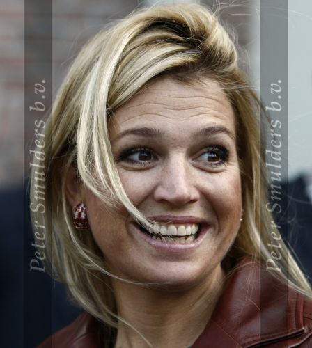 Amsterdam 6 oktober 2008
prinses Maxima op bezoek bij de nederlandse bank. 
Maxima draagt een rood leren/leer jasje
