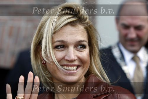 Amsterdam 6 oktober 2008
prinses Maxima op bezoek bij de nederlandse bank. 
Maxima draagt een rood leren/leer jasje