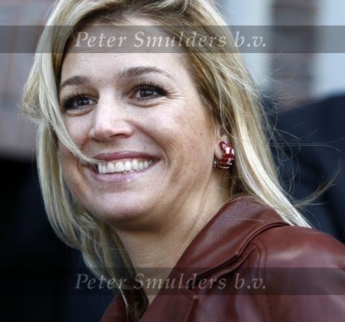 Amsterdam 6 oktober 2008
prinses Maxima op bezoek bij de nederlandse bank. 
Maxima draagt een rood leren/leer jasje