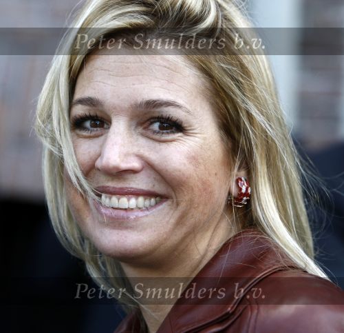 Amsterdam 6 oktober 2008
prinses Maxima op bezoek bij de nederlandse bank. Maxima draagt een rood leren/leer jasje
