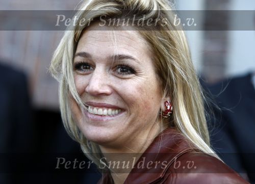 Amsterdam 6 oktober 2008
prinses Maxima op bezoek bij de nederlandse bank. 
Maxima draagt een rood leren/leer jasje