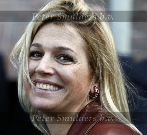 Amsterdam 6 oktober 2008
prinses Maxima op bezoek bij de nederlandse bank. 
Maxima draagt een rood leren/leer jasje