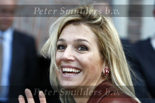 Amsterdam 6 oktober 2008
prinses Maxima op bezoek bij de nederlandse bank. 
Maxima draagt een rood leren/leer jasje