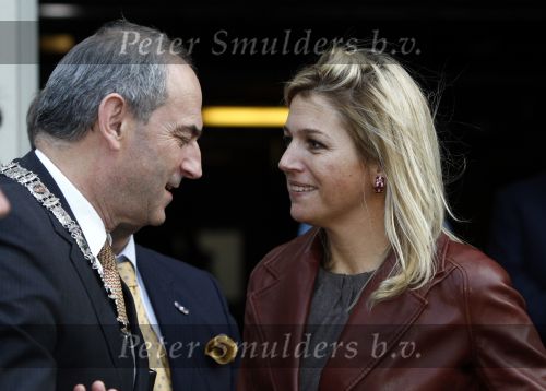 Amsterdam 6 oktober 2008
prinses Maxima op bezoek bij de nederlandse bank. Maxima draagt een rood leren/leer jasje. Maxima met Job Cohen
Peter Smulders bv