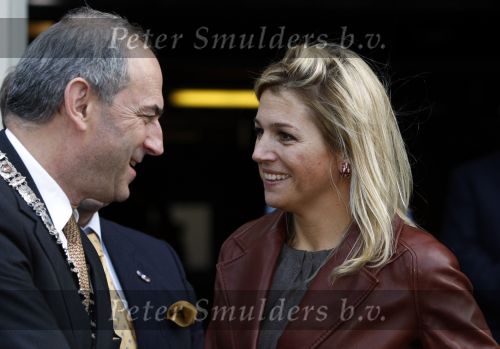 Amsterdam 6 oktober 2008
prinses Maxima op bezoek bij de nederlandse bank. Maxima draagt een rood leren/leer jasje. Maxima met Job Cohen
Peter Smulders bv