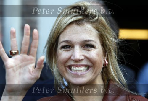 Amsterdam 6 oktober 2008
prinses Maxima op bezoek bij de nederlandse bank. Maxima draagt een rood leren/leer jasje.
Peter Smulders bv