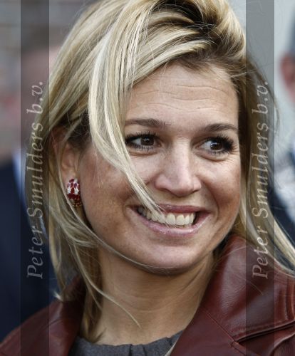 Amsterdam 6 oktober 2008
prinses Maxima op bezoek bij de nederlandse bank. 
Maxima draagt een rood leren/leer jasje