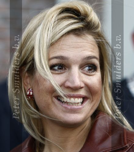 Amsterdam 6 oktober 2008
prinses Maxima op bezoek bij de nederlandse bank. 
Maxima draagt een rood leren/leer jasje
