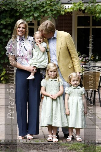 Wassenaar 11 juli 2008
Foto uurtje met prinses Maxima Prins Willem Alexander  en hun dochters Prinses Amalia Prinses Alexia en Prinses Ariane . 
Ze komen aanrijden in bakfiets.