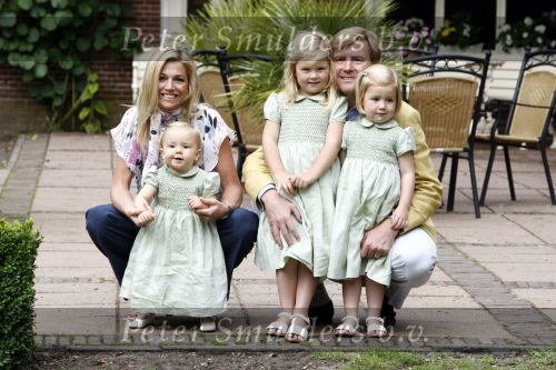 Wassenaar 11 juli 2008
Foto uurtje met prinses Maxima Prins Willem Alexander  en hun dochters Prinses Amalia Prinses Alexia en Prinses Ariane . 
Ze komen aanrijden in bakfiets.