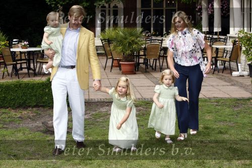 Wassenaar 11 juli 2008
Foto uurtje met prinses Maxima Prins Willem Alexander  en hun dochters Prinses Amalia Prinses Alexia en Prinses Ariane . 
Ze komen aanrijden in bakfiets.