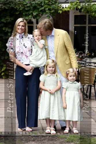 Wassenaar 11 juli 2008
Foto uurtje met prinses Maxima Prins Willem Alexander  en hun dochters Prinses Amalia Prinses Alexia en Prinses Ariane . 
Ze komen aanrijden in bakfiets.