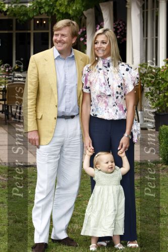 Wassenaar 11 juli 2008
Foto uurtje met prinses Maxima Prins Willem Alexander  en hun dochters Prinses Amalia Prinses Alexia en Prinses Ariane . 
Ze komen aanrijden in bakfiets.