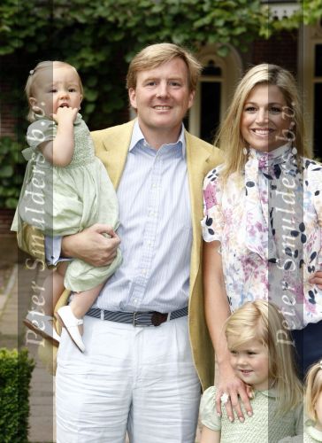 Wassenaar 11 juli 2008
Foto uurtje met prinses Maxima Prins Willem Alexander  en hun dochters Amalia Alexia en Ariane . Ze komen aanrijden in bakfiets.
Peter Smulders bv