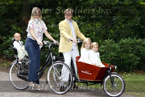 Wassenaar 11 juli 2008
Foto uurtje met prinses Maxima Prins Willem Alexander  en hun dochters Prinses Amalia Prinses Alexia en Prinses Ariane . 
Ze komen aanrijden in bakfiets.