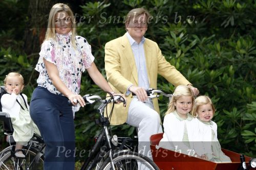 Wassenaar 11 juli 2008
Foto uurtje met prinses Maxima Prins Willem Alexander  en hun dochters Prinses Amalia Prinses Alexia en Prinses Ariane . 
Ze komen aanrijden in bakfiets.