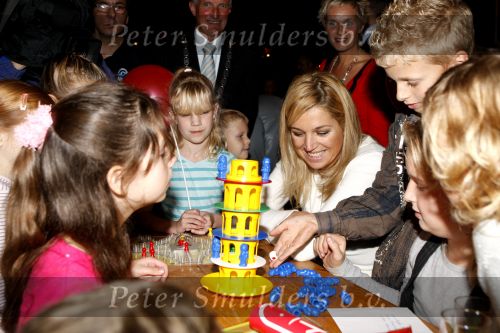 Mdedemblik 17 oktober 2007
Prinses Maxima  bezoekt de Jumbo speelgoed fabriek en doet werk achter de lopende band. Ook speelt ze met kinderen mens erger je niet.