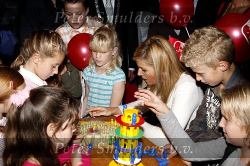 Mdedemblik 17 oktober 2007
Prinses Maxima  bezoekt de Jumbo speelgoed fabriek en doet werk achter de lopende band. Ook speelt ze met kinderen mens erger je niet.