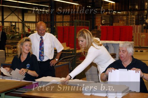 Mdedemblik 17 oktober 2007
Prinses Maxima  bezoekt de Jumbo speelgoed fabriek en doet werk achter de lopende band. Ook speelt ze met kinderen mens erger je niet.