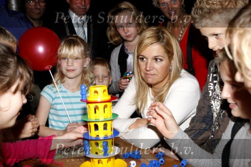 Mdedemblik 17 oktober 2007
Prinses Maxima  bezoekt de Jumbo speelgoed fabriek en doet werk achter de lopende band. Ook speelt ze met kinderen mens erger je niet.