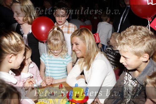 Mdedemblik 17 oktober 2007
Prinses Maxima  bezoekt de Jumbo speelgoed fabriek en doet werk achter de lopende band. Ook speelt ze met kinderen mens erger je niet.