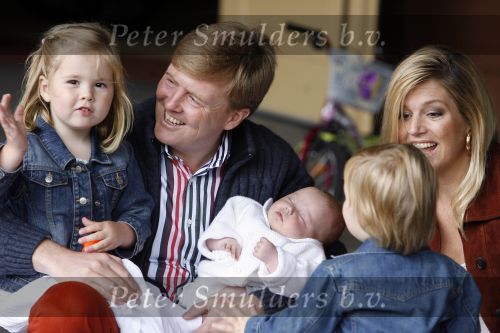 Den Haag 26 juni 2007
Fotomoment met Prins Willem Alexander Maxima Prinses Amalia Alexia en Ariane bij de koninklijke stallen. Prinses Alexia viert haar 2e verjaardag.