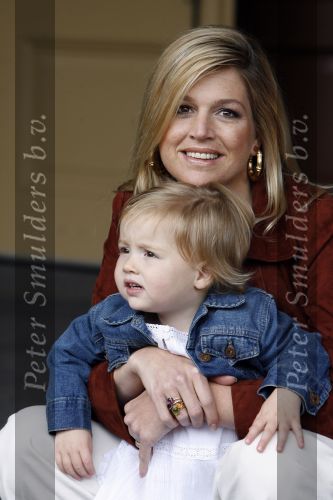 Den Haag 26 juni 2007
Fotomoment met Prins Willem Alexander Maxima Prinses Amalia Alexia en Ariane bij de koninklijke stallen. Prinses Alexia viert haar 2e verjaardag.