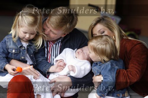 Den Haag 26 juni 2007
Fotomoment met Prins Willem Alexander Maxima Prinses Amalia Alexia en Ariane bij de koninklijke stallen. Prinses Alexia viert haar 2e verjaardag.