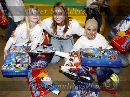 Aaslmeer, 17 December 2008
Kansarme kinderen krijgen een verwendag bij de Beach
Hoofdsponsor Disney & Wall-i, georganiseerd door de Class Company
Melody Klawer
Foto Peter Smulders BV